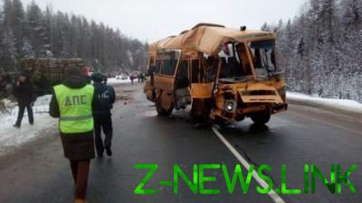 В России школьный автобус столкнулся с лесовозом: есть погибшие