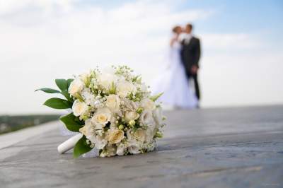 Кругосветная свадьба: молодожены расписались 100 раз 