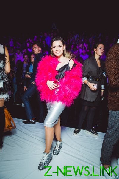 Выходные на Mercedes-Benz Fashion Week Russia: Сотникова в розовой шубе, Водонаева в кожаном тренче и другие образы звездных гостей 