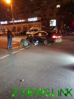 В Киеве BMW сбил инвалида на костылях