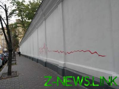 Отреставрированную стену Софии Киевской «украсили» граффити