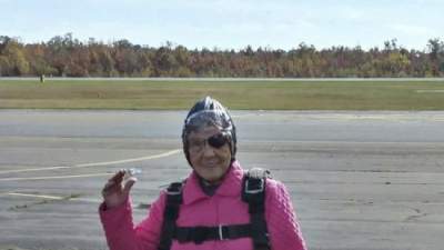  В США 94-летняя бабушка прыгнула с парашютом. Видео