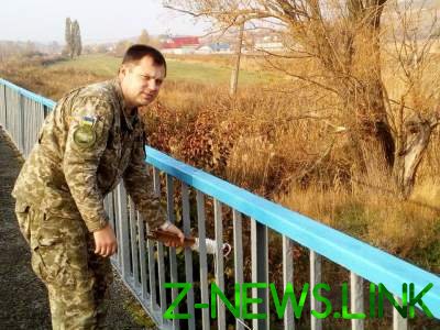На Луганщине молодежь выкрасила мосты в цвета украинского флага