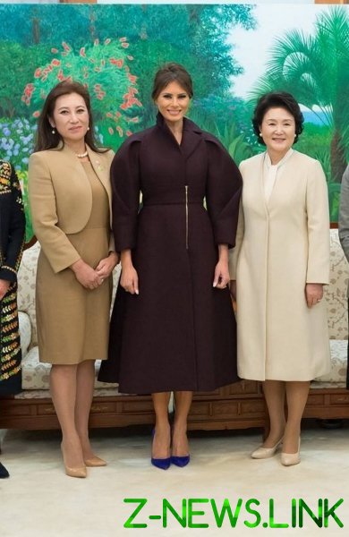Образ дня: Мелания Трамп в платье-пальто с рукавами-баллонами стоимостью $4000 на встрече с первой леди Южной Кореи 