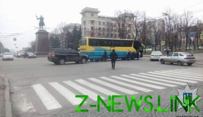 В Харькове Toyota Land Cruiser влетел в пассажирский автобус 