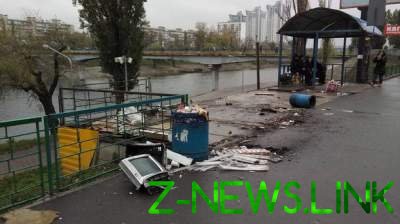 Соцсети возмущены мусором, оставшимся после сноса МАФов в Киеве