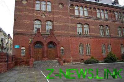 Историческая ценность: во львовской гимназии не могут заменить столетние окна