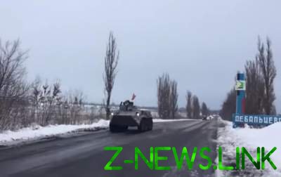 Из Луганска выехала военная колонна грузовиков и бронетехники. Видео
