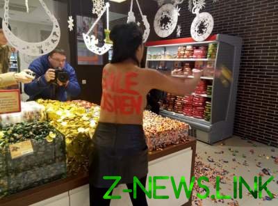 Активистка Femen провела акцию протеста в магазине Roshen. Видео
