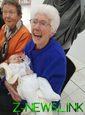 Снимки бабушек и дедушек, впервые увидевших своих внуков. Фото