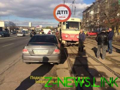 В Киеве «герой парковки» парализовал движение трамваев