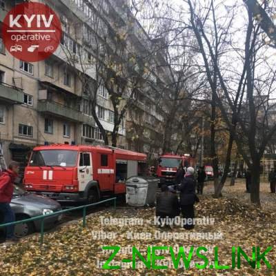 В Киеве произошел сильный пожар в жилом доме: есть пострадавшие