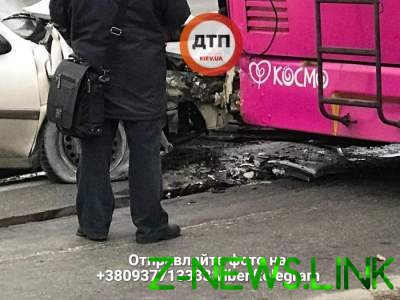 В Киеве произошла авария с троллейбусом: есть пострадавшие 