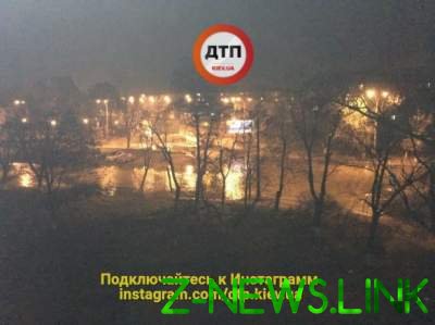 В Киеве улицу полностью залило кипятком