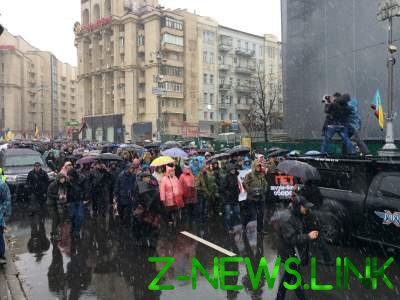 Под зонтами и в дождевиках: в центре Киева начался "Марш возмущенных"