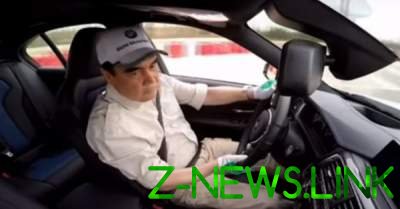 Президент Туркмении лихо промчался по гоночной трассе. Видео
