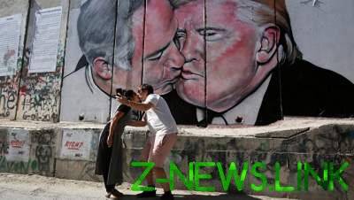 Брежнев отдыхает: на граффити Трамп и Нетаньяху слились в жарком поцелуе