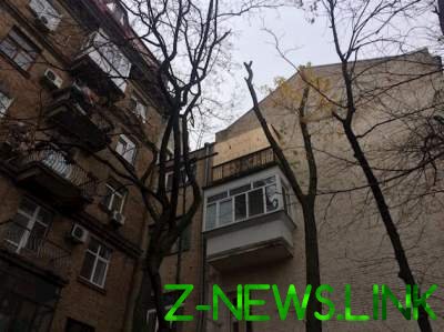 Киевлян озадачил забитый фанерой балкон