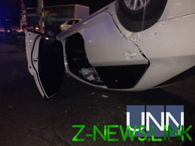 Серьезное ДТП в Запорожье: Toyota Camry перевернулась вверх колесами 