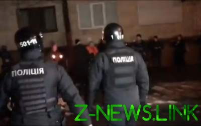 У здания МВД произошли столкновения между активистами и полицией
