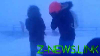 В Якутии сильный ветер сбивает с ног школьников. Видео