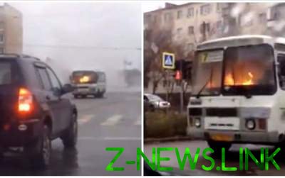 В российском городе по улице ехал горящий автобус. Видео