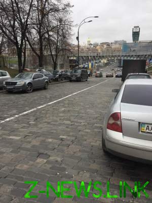 Киевлян возмутили «автохамы», припарковавшиеся на месте расстрела Небесной сотни