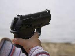 В России трехлетний мальчик застрелился во время игры с пистолетом дяди