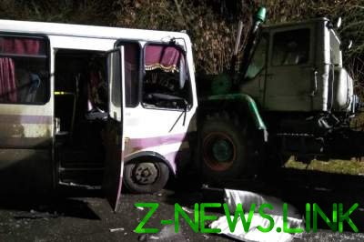 На Луганщине автобус въехал в трактор: десятки пострадавших 