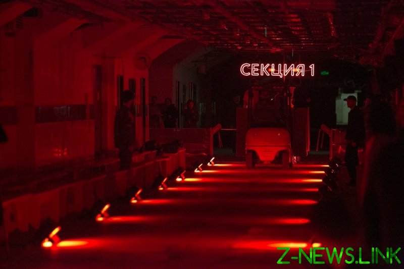 Подвалы ГУМа, лазеры и андерграунд на первом показе поп-арт магазина СЕКЦИЯ 