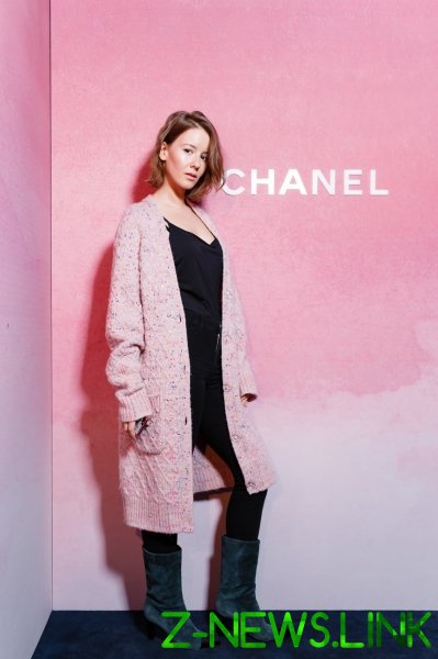 Старшенбаум пришла на открытие поп-ап-бутика Chanel в уютном кардигане, а Якимчик — в сияющих сапогах 