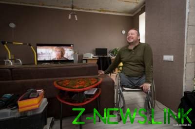 В Беларуси инвалид превратил старый магазин в уютный дом. Фото