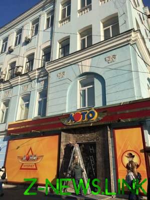 Киевлян возмутила нелепая реклама на фасаде исторического здания