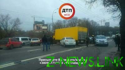 Массовое ДТП в Киеве: фура протаранила пять автомобилей