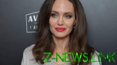 Анджелина Джоли порадовала публику элегантным нарядом
