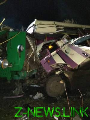 На Луганщине автобус въехал в трактор: десятки пострадавших 