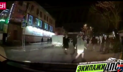 В России десятки людей устроили драку прямо посреди дороги. Видео