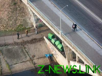 В Киеве на мосту нашли повешенным мужчину