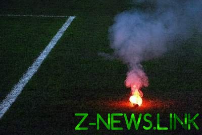 Фанаты устроили пожар на футбольном поле во время матча. Видео 