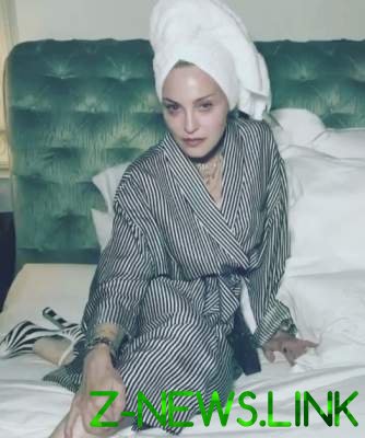 Мадонна показала, в каком халате привыкла валяться в постели