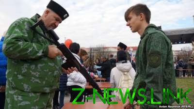 В оккупированном Крыму детей учат стрелять из автоматов 