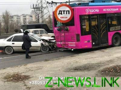 В Киеве произошла авария с троллейбусом: есть пострадавшие 