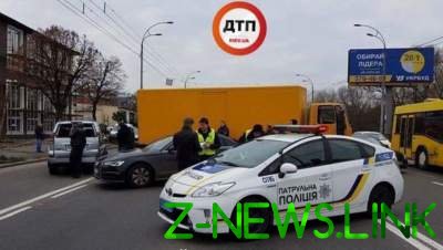 В Киеве грузовик без тормозов протаранил пять автомобилей. Видео