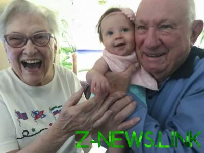 Снимки бабушек и дедушек, впервые увидевших своих внуков. Фото
