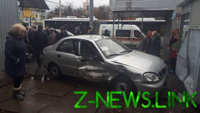 В Киеве автомобиль влетел в магазин: есть пострадавшие 