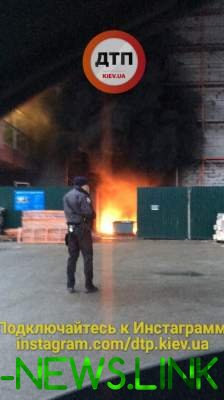 В Киеве загорелся магазин