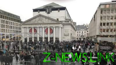 В Брюсселе сотни молодых людей устроили массовые беспорядки. Видео
