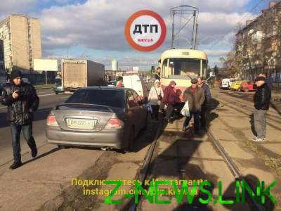 В Киеве «герой парковки» парализовал движение трамваев
