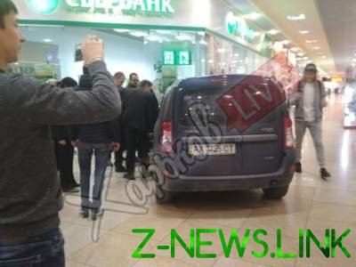 В Харькове автомобиль въехал в торговый центр: новые подробности 