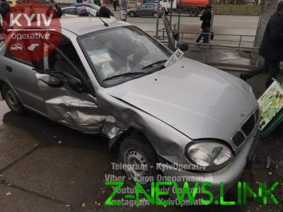 ДТП в Киеве: от удара автомобиль отбросило на остановку 